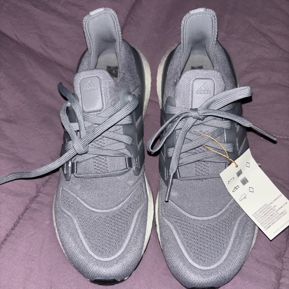 Adidas Woman Ultraboost 22 (NEW no box) - Picture 3 of 6